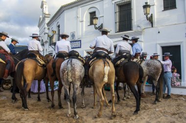  Huelva 'nın Almonte kentindeki El Rocio köyüne yapılan yıllık hac yolculuğu sırasında at sırtında Doana Ulusal Parkı' nın bataklıklarından geçen hacılar..