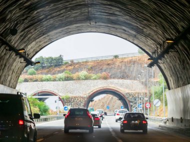 Bulanık ışığı olan bir tünelin soyut arkaplanı