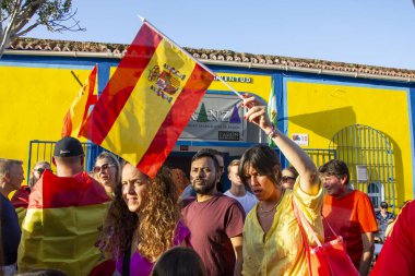 08/14/2024. Fuengirola, Malaga, İspanya. Taraftarlar, İspanya ile İngiltere arasındaki Avrupa Şampiyonası 'nın finalini birlikte izlemeye hazırlanıyorlar..