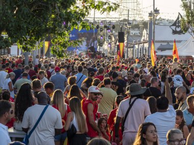 08/14/2024. Fuengirola, Malaga, İspanya. Taraftarlar, İspanya ile İngiltere arasındaki Avrupa Şampiyonası 'nın finalini birlikte izlemeye hazırlanıyorlar..