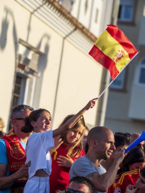 08/14/2024. Fuengirola, Malaga, İspanya. Taraftarlar, İspanya ile İngiltere arasındaki Avrupa Şampiyonası 'nın finalini birlikte izlemeye hazırlanıyorlar..