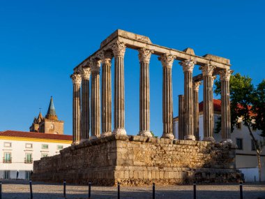 Portekiz 'in Evora kentindeki bir Roma tapınağının kalıntıları.