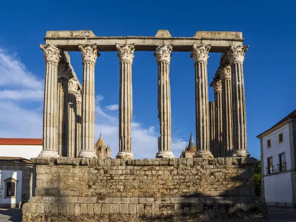 Portekiz 'in Evora kentindeki bir Roma tapınağının kalıntıları.