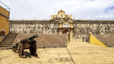 Portekiz, Elbas 'taki ortaçağ kalesinde taş duvarlar.