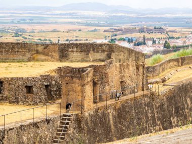 Portekiz, Elbas 'taki ortaçağ kalesinde taş duvarlar.