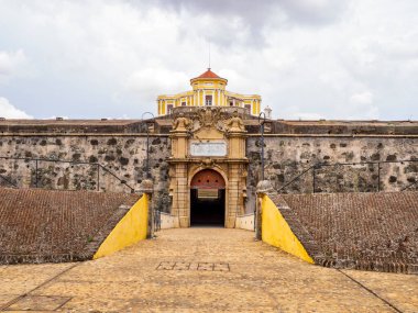 Portekiz, Elbas 'taki ortaçağ kalesinde taş duvarlar.