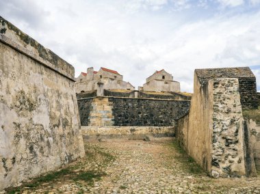 Portekiz, Elbas 'taki ortaçağ kalesinde taş duvarlar.