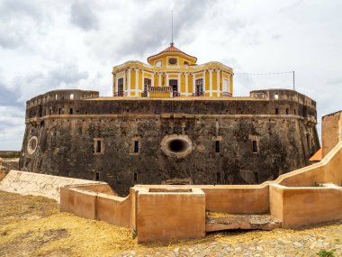 Portekiz, Elbas 'taki ortaçağ kalesinde taş duvarlar.