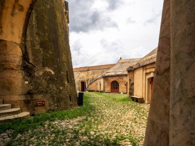 Portekiz, Elbas 'taki ortaçağ kalesinde taş duvarlar.