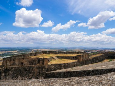 Portekiz, Elbas 'taki ortaçağ kalesinde taş duvarlar.