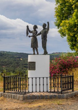 İspanya 'nın Badajoz şehrinde bulunan Fregenal de la Sierra' daki Virgen de los Remedios tapınağının önündeki iki gencin heykeli