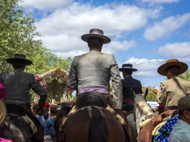 Almonte, Huelva, İspanya. 05/17/2024. Hacılar yaya ve at arabalarıyla yolculuklarını Huelva 'nın Almonte kentindeki El Rocio köyüne vardıklarında tamamlarlar..