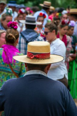 Almonte, Huelva, İspanya. 05/17/2024. Hacılar yaya ve at arabalarıyla yolculuklarını Huelva 'nın Almonte kentindeki El Rocio köyüne vardıklarında tamamlarlar..