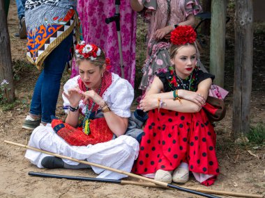 Almonte, Huelva, İspanya. 05/17/2024. Hacılar yaya ve at arabalarıyla yolculuklarını Huelva 'nın Almonte kentindeki El Rocio köyüne vardıklarında tamamlarlar..