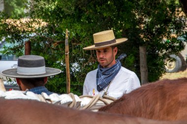 Almonte, Huelva, İspanya. 05/17/2024. Hacılar yaya ve at arabalarıyla yolculuklarını Huelva 'nın Almonte kentindeki El Rocio köyüne vardıklarında tamamlarlar..