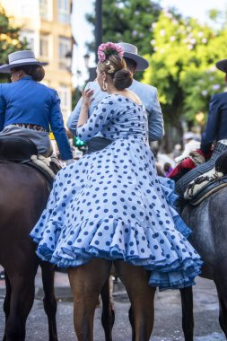 Fuengirola, İspanya. 09/23/2024. Atlılar tipik Endülüs kostümleri giyip Fuengirola 'daki At Günü kutlamalarında ata biniyorlar..