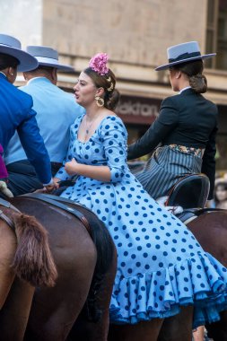 Fuengirola, İspanya. 09/23/2024. Atlılar tipik Endülüs kostümleri giyip Fuengirola 'daki At Günü kutlamalarında ata biniyorlar..