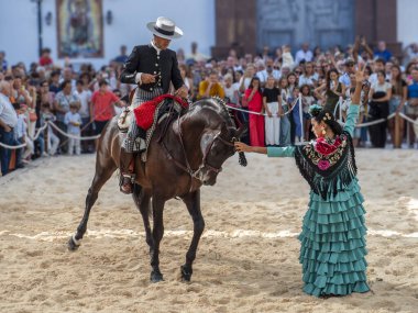 09/20/2024. Fuengirola, Malaga, İspanya. Atlı ve flamenko dansçıları Fuengirola 'da bir meydanda atın kutlama gününde bir sevillanas dansının yeniden canlandırmasını yapıyorlar..