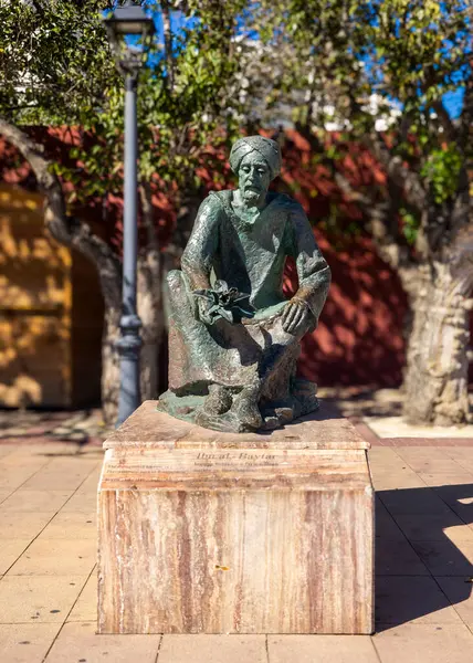 Benalmadena doğumlu ünlü botanikçi ve farmakolog İbn el-Baytar 'ın heykeli.. 