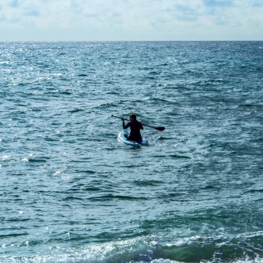 11/23/2024. Fuengirola, Malaga, İspanya. Bir grup yüzücü Fuengirola sahilinde su sporları yapıyor..