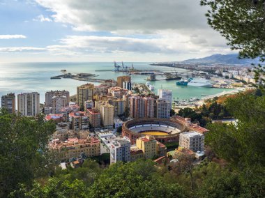 Boğa güreşi ve limanı ile Malaga şehrinin panoramik manzarası.