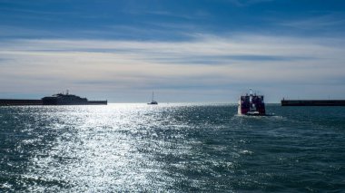 Malaga Körfezi 'nde yelken açan gemiler
