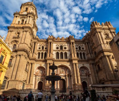 Malaga, Endülüs, İspanya. 12/07/2024. Dünyanın dört bir yanından gelen turistler Malaga katedralinin önünde toplandı..
