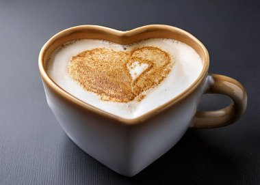 Aşıklar için kalp şeklinde kahve kupası.