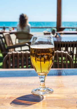 Fuengirola 'da bir plaj barında bir bardak bira.