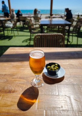 Fuengirola 'da bir plaj barında bir bardak bira.