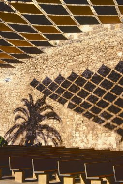Malaga, İspanya. 09/07/2024. Büyük Malaga Müzesi 'nin ana avlusuna bakan biri..