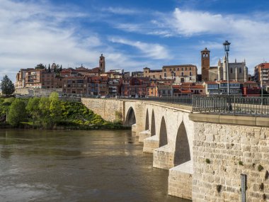 Duero Nehri üzerindeki ortaçağ köprüsünden Tordesillas manzarası.