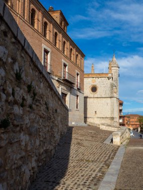 Tordesillas 'taki San Antolin kilisesinin ortaçağ faizi.