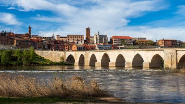 Duero Nehri üzerindeki ortaçağ köprüsünden Tordesillas manzarası.