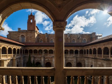 İspanya 'nın eski San Marcos de Len manastırındaki taş kolonlar..