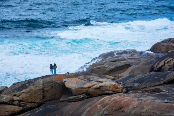 İspanya, Muxia 'da Galya sahilinde Atlantik Okyanusu' na bakan bir çift..