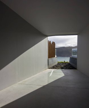 Arka planda Galiçya, Muxia kıyısı olan büyük pencere.