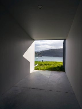 Arka planda Galiçya, Muxia kıyısı olan büyük pencere.