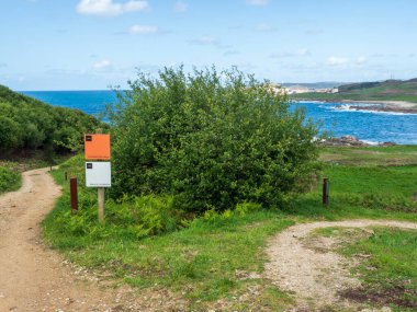 İspanya, Galiçya 'daki Muxia kıyı yollarının bilgi posteri.