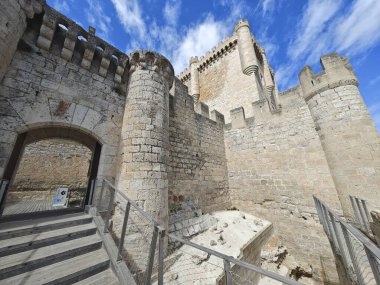 İspanya, Peafiel 'in ortaçağ şatosuna giriş