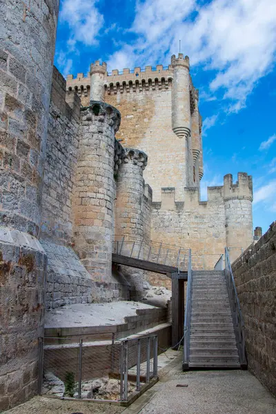 İspanya, Peafiel 'in ortaçağ şatosuna giriş