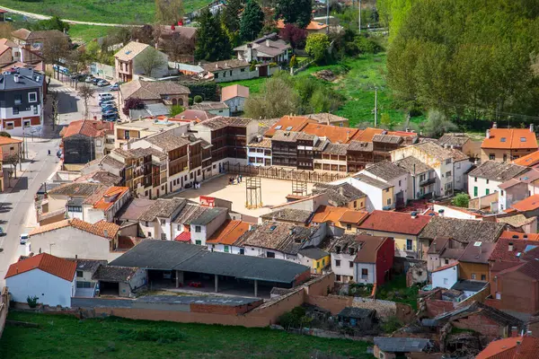 Meşhur Coso Meydanı ile Peafiel kasabasının havadan görünüşü.