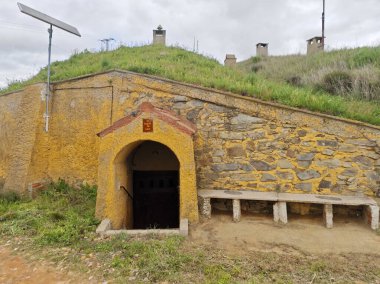 İspanya 'nın Valladolid eyaletinde şarap depolamak için şarap mahzenleri.