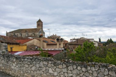 İspanya 'nın Simancas köyündeki kilise ve geleneksel evler