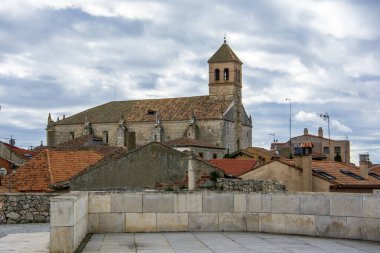 İspanya 'nın Simancas köyündeki kilise ve geleneksel evler