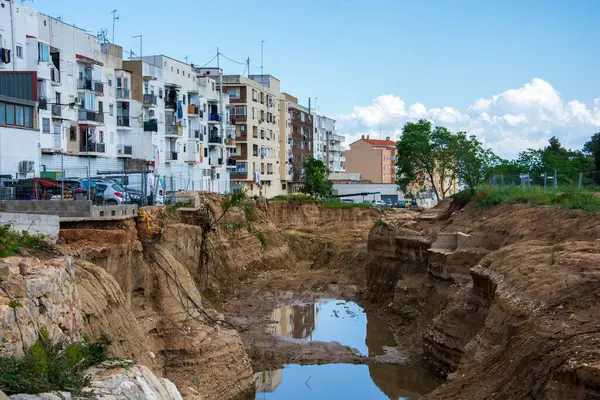 29 Ekim 2024 'te meydana gelen felaket sonucu bir düzineden fazla insanın hayatını kaybettiği Valencia' nın Chiva kasabasındaki sözde Poyo vadisinden geçeceğiz..