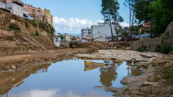 29 Ekim 2024 'te meydana gelen felaket sonucu bir düzineden fazla insanın hayatını kaybettiği Valencia' nın Chiva kasabasındaki sözde Poyo vadisinden geçeceğiz..