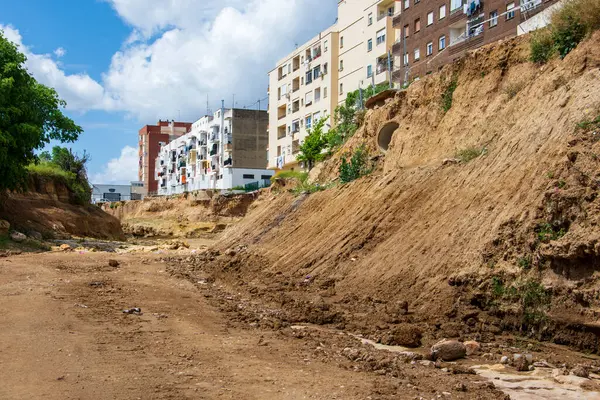 29 Ekim 2024 'te meydana gelen felaket sonucu bir düzineden fazla insanın hayatını kaybettiği Valencia' nın Chiva kasabasındaki sözde Poyo vadisinden geçeceğiz..