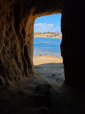 Aguilas, Murcia ve İspanya 'da kayalıkları olan mağaralar..