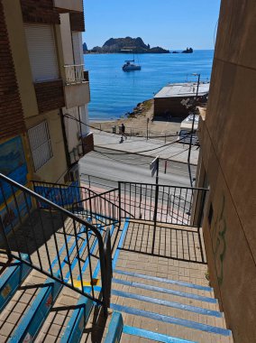 Aguilas, Murcia 'daki sahile giden merdivenlere giriş.